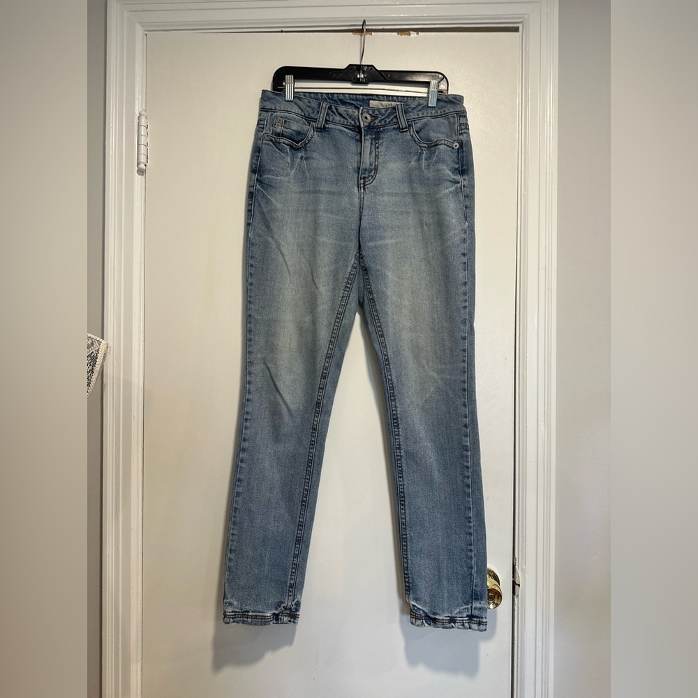 DKNY JEANS Sz:10 High Rise Straight Leg Light Wash Rear Zipper Pocket Jeans.